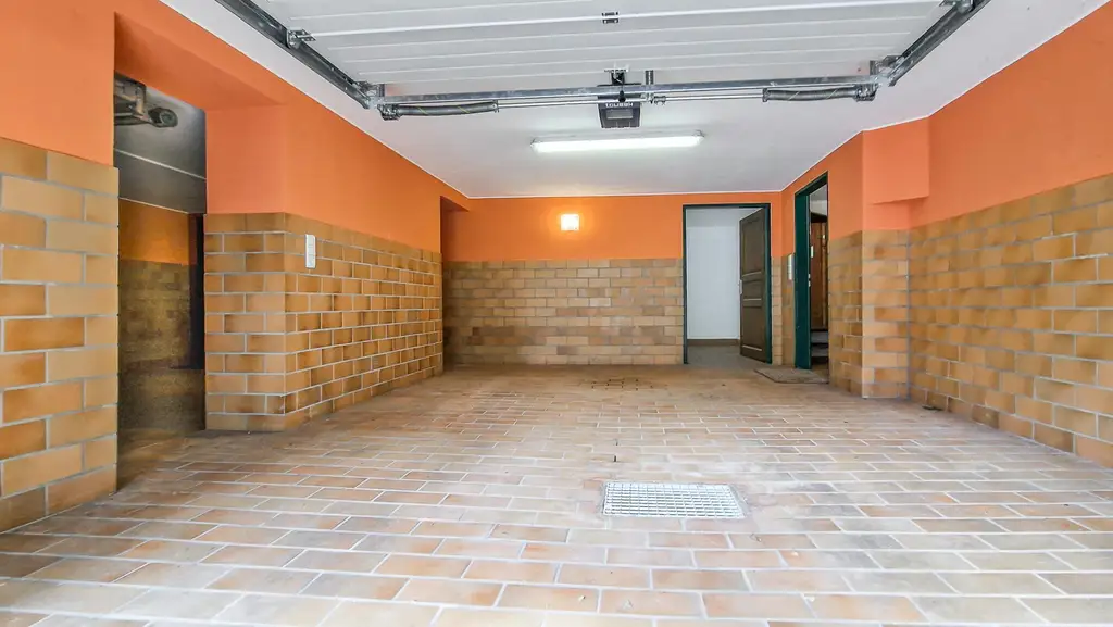 Grüne Oase in Prestige-Lage, Stilvilla mit ca. 1.600 m² Grund, Gästehaus, 2 Garagen und großem Pool