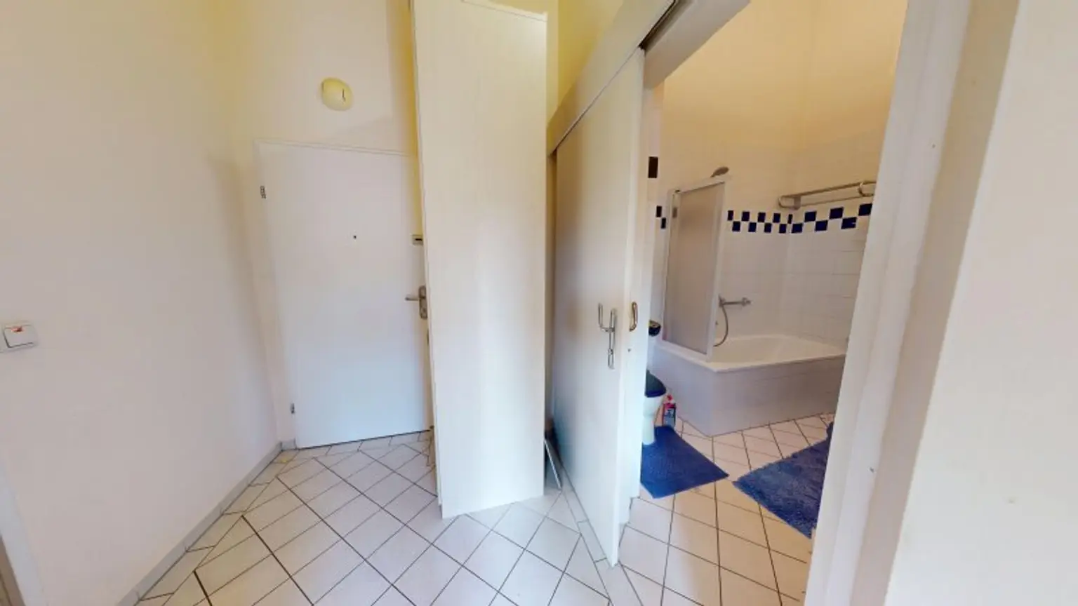 Helle DG-Wohnung mit Balkon | Garagenplatz optional