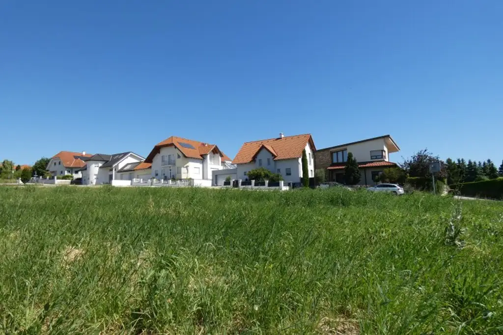 TOP LIEGENSCHAFT IN JUNGER MODERNER SIEDLUNG