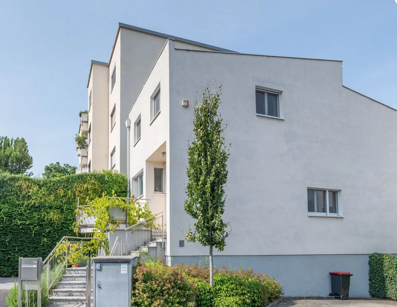 LEONDING BERG: MODERNES REIHENHAUS MIT KELLER, SAUNA, TERRASSEN UND STADTNAHE LAGE VEREINT