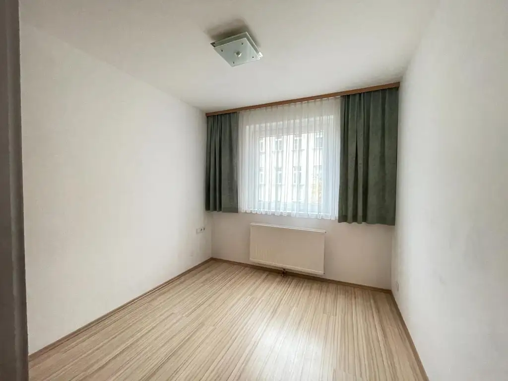 3-Zimmer-Loggia-Wohnung in U1-Nähe