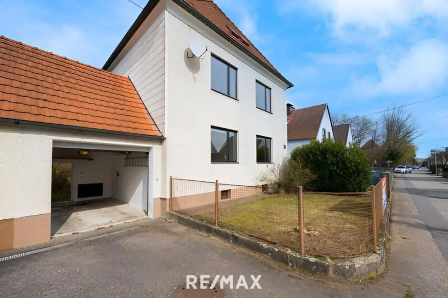 Vorderansicht mit Garage