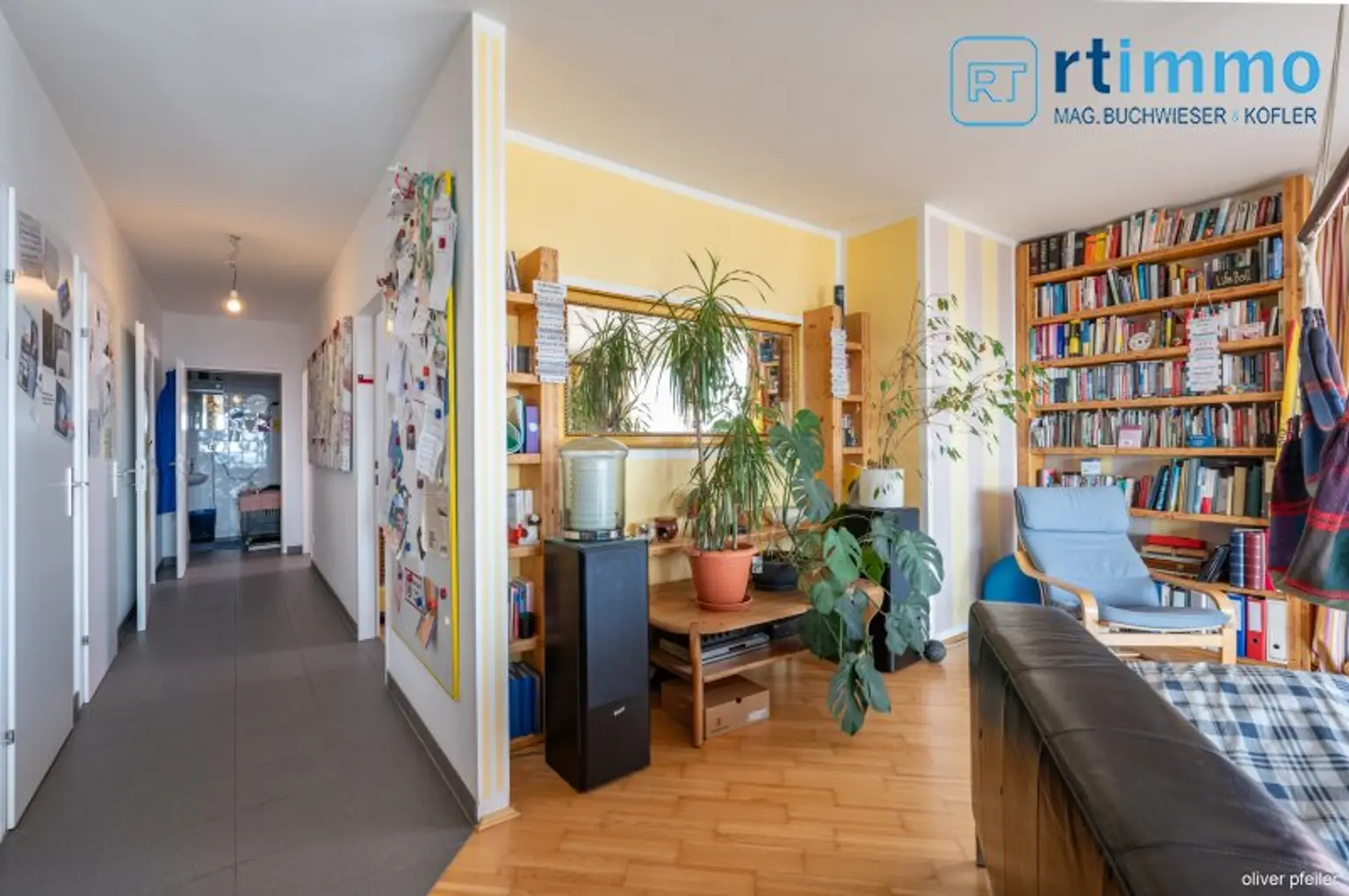 Himmelblau überall, 104m² mit über 23m² Freifläche auf 3,5 Zimmern. Atemberaubender Ausblick soweit das Auge reicht!