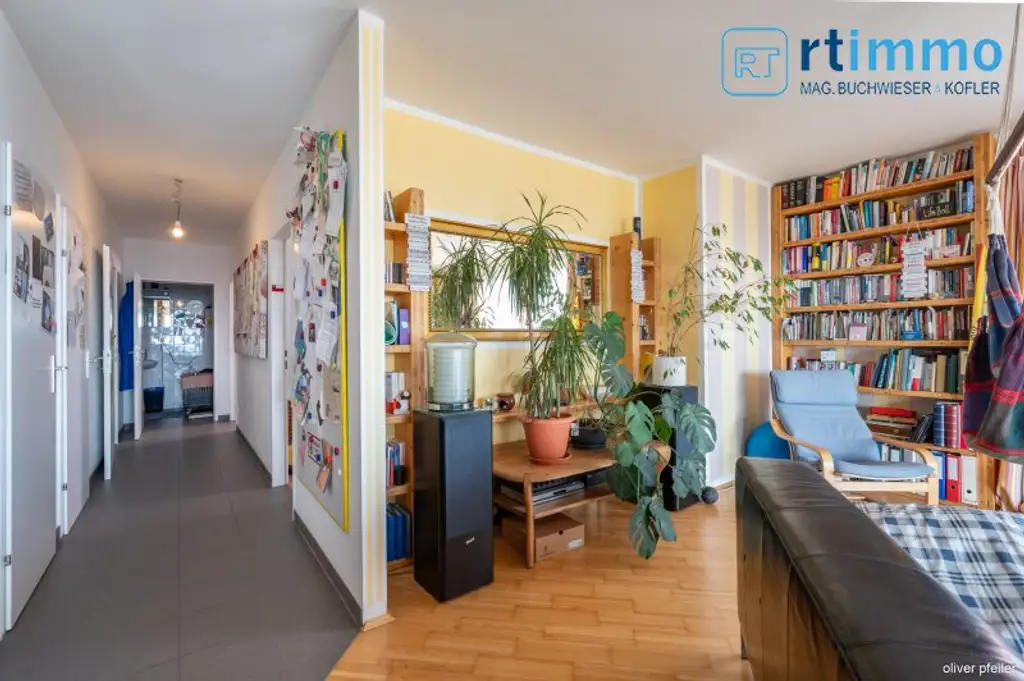 Himmelblau überall, 104m² mit über 23m² Freifläche auf 3,5 Zimmern. Atemberaubender Ausblick soweit das Auge reicht!