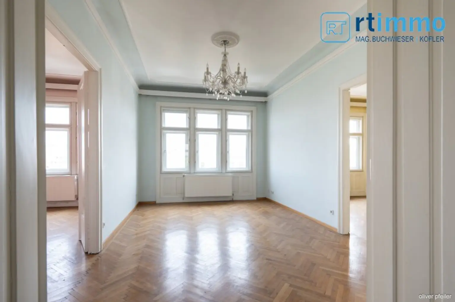 U-BAHNNÄHE: ALTBAUCHARME: 4-Zimmer-Wohnung in hohem Liftstock und Ausblick