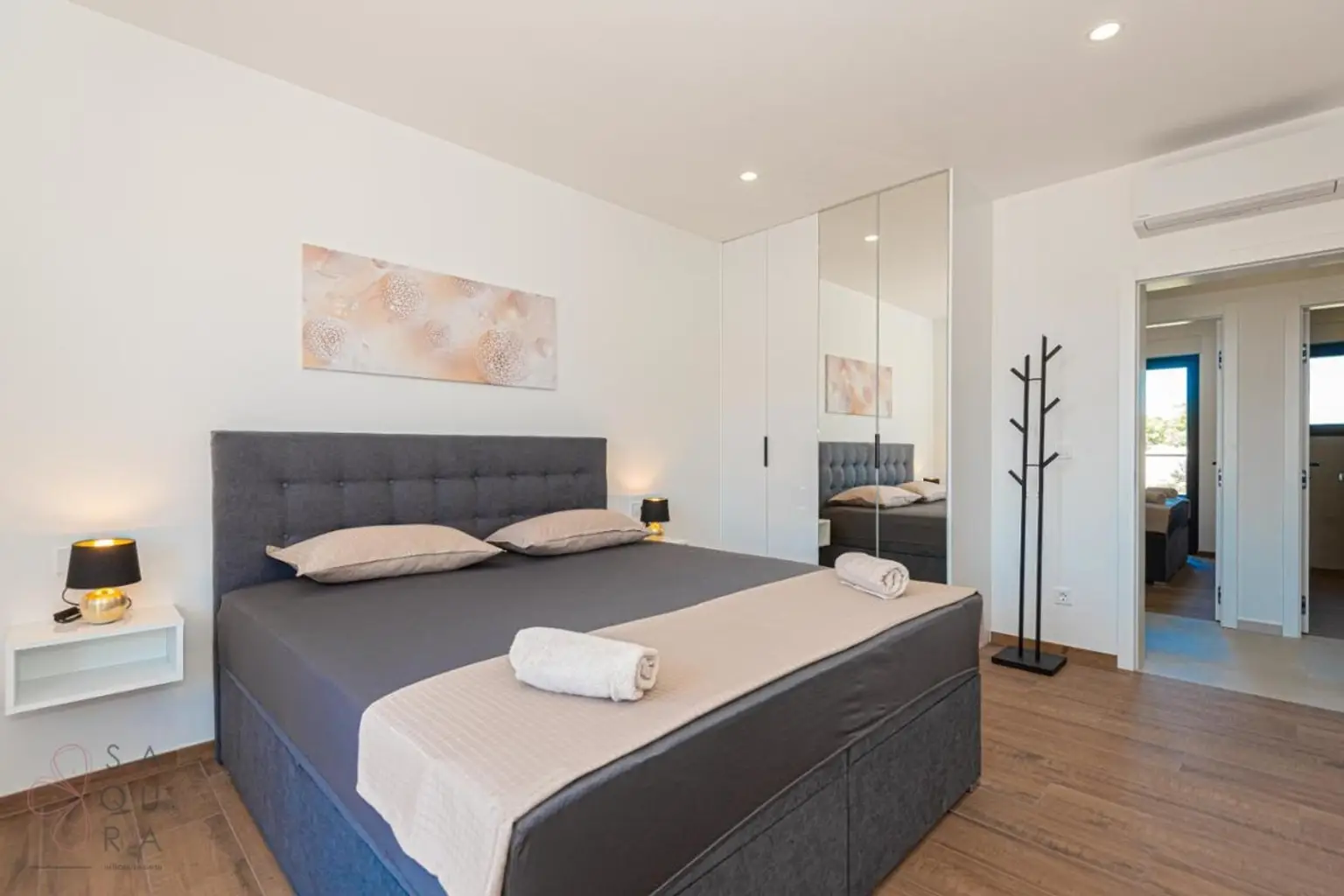 Modernes Wohndomizil mit Stil – Halbvilla mit Pool in Vodice