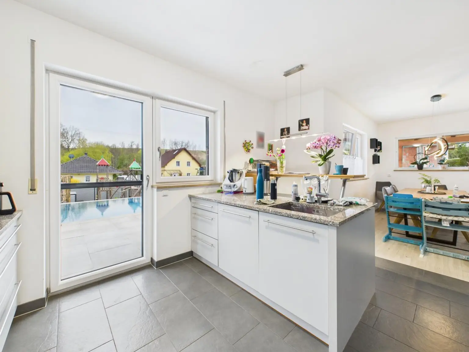 NÄHE WELS: Hochwertig modernisiertes Einfamilienhaus mit Traumgarten, Luxus - Poolanlage & smarter Haustechnik