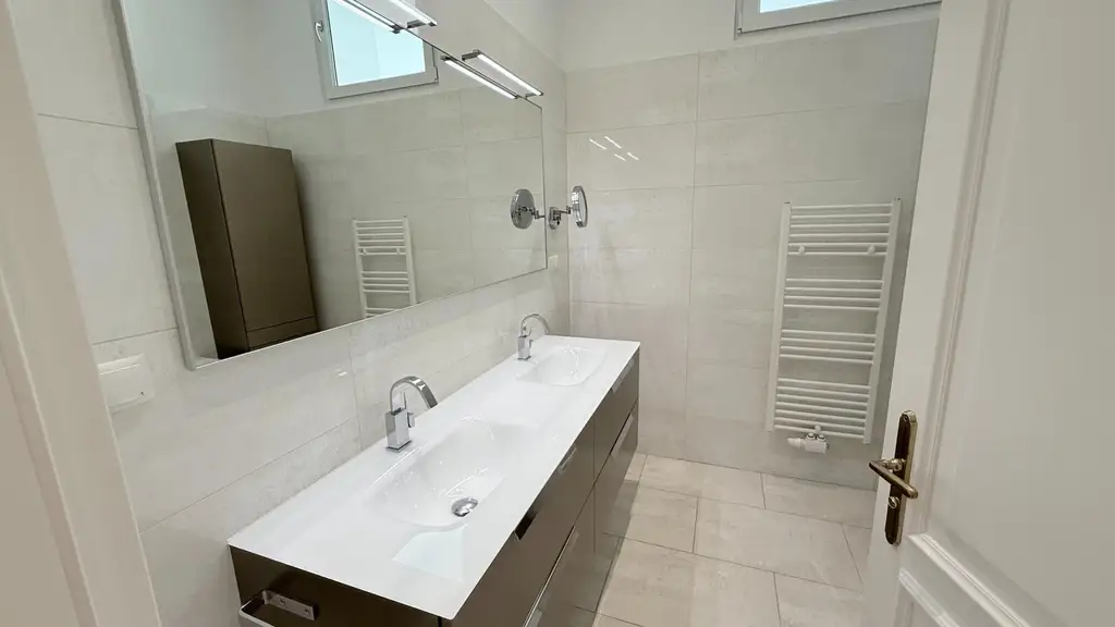 Prachtvolle Beletage mit Balkon in Bestlage am Rochusmarkt! Komplett möbliert.