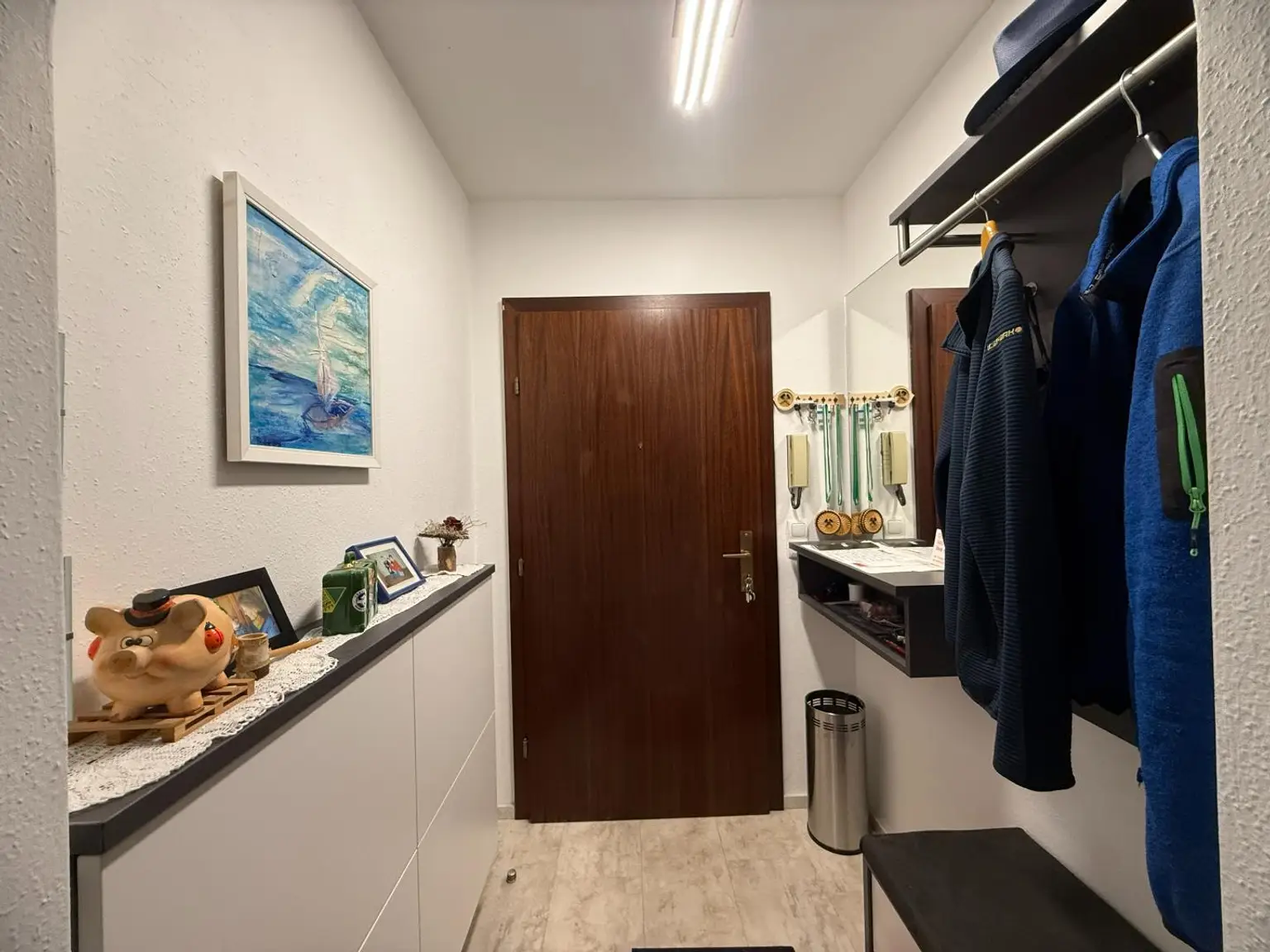 *** Hochwertig möbliert & top saniert: Stilvolle 74m²-Wohnung mit Loggia in ruhiger Lage + Carport ***