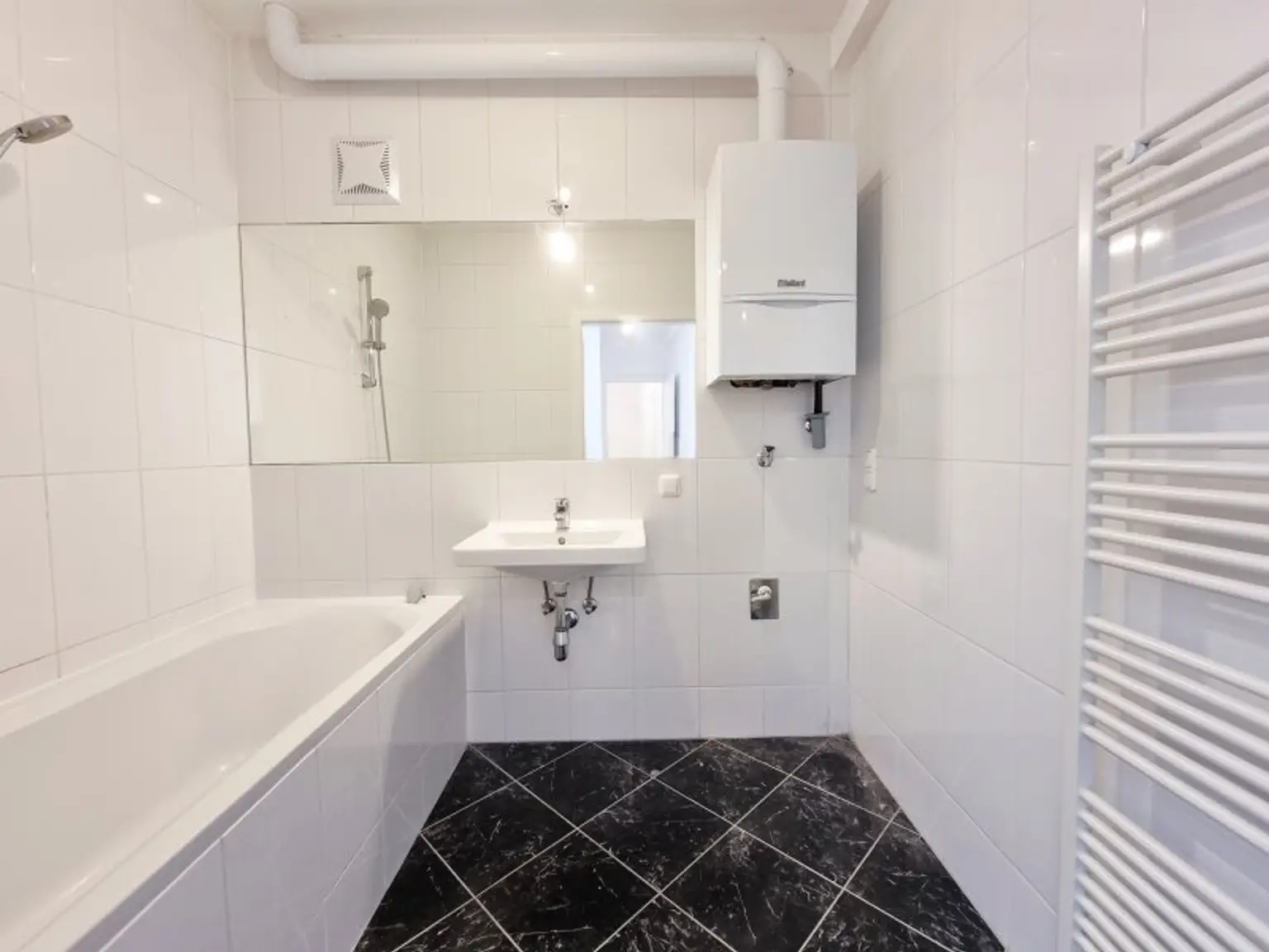 Lichtdurchflutete Maisonette mit Dachterrasse & Klimaanlage – wohnen zwischen Landhausviertel & Promenade