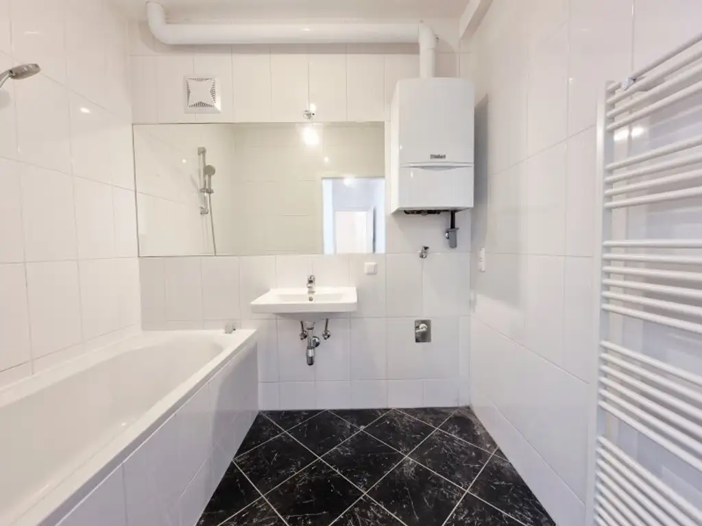 Lichtdurchflutete Maisonette mit Dachterrasse & Klimaanlage – wohnen zwischen Landhausviertel & Promenade