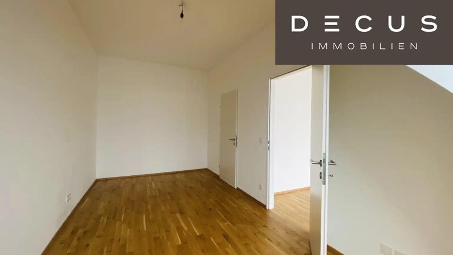 / BALKON / 3 ZIMMER / 2 BÄDER /  MODERNE ANLAGE / U-BAHN NÄHE