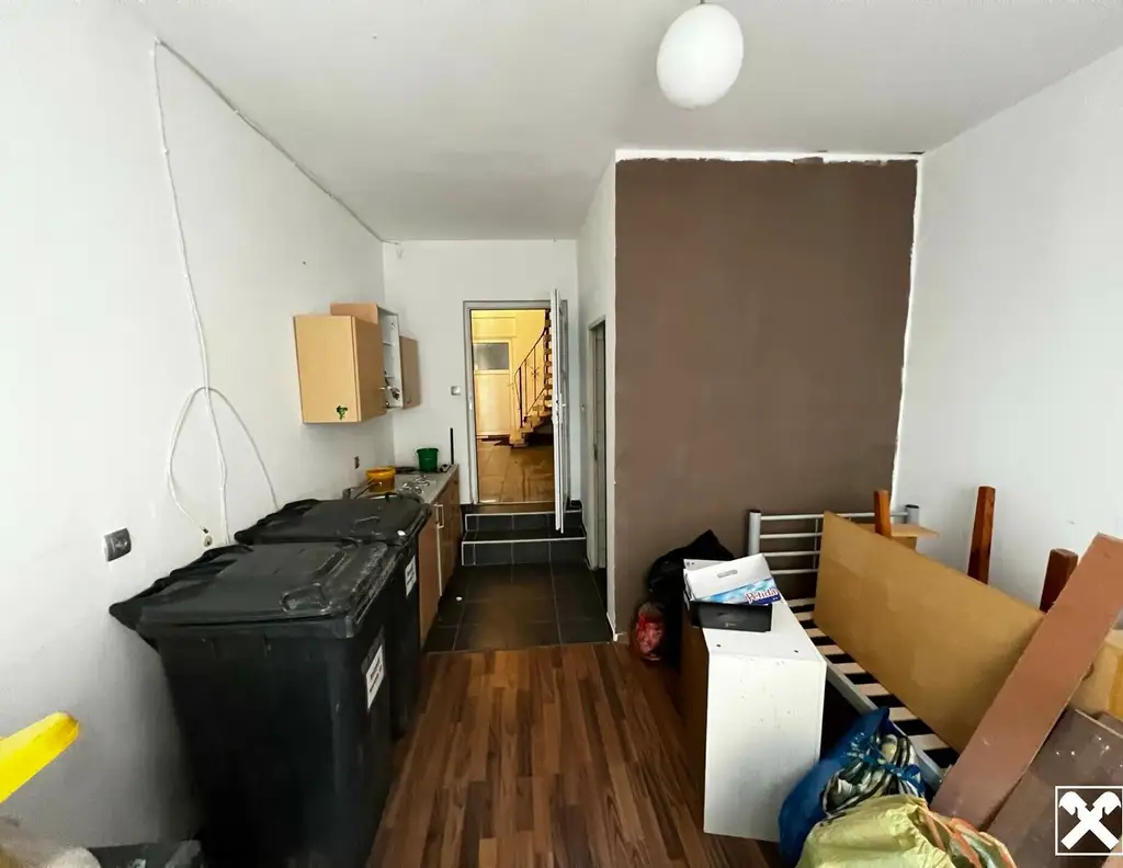 VOLL VERMIETETES, TEILSANIERTES ZINSHAUS