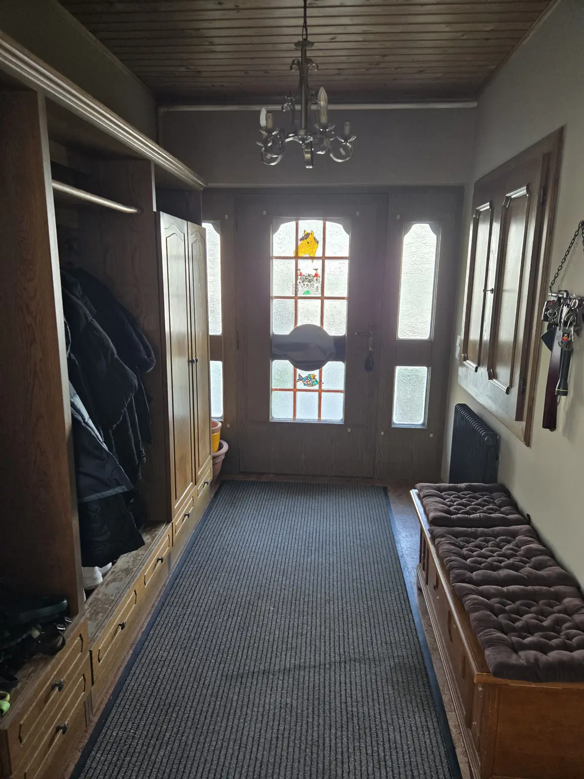 Haustür mit Garderobenvorraum