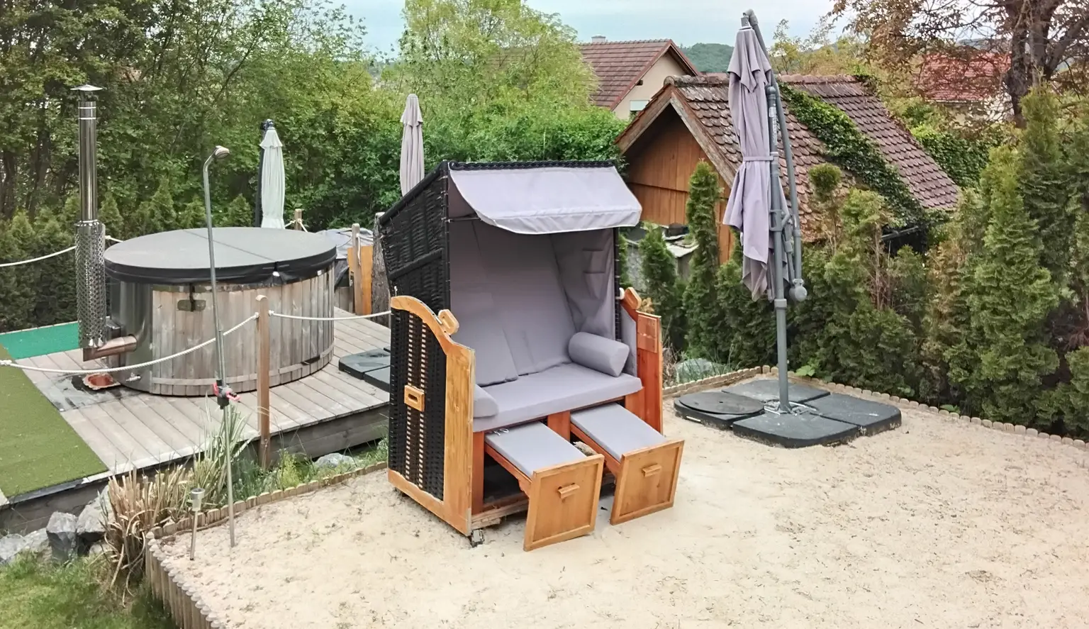 Ein einzigartiges Zweifamilienhaus mit Schwimmteich.