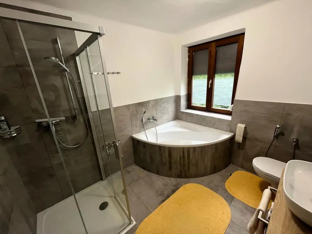 Möblierte 3-Zimmer-Ferienwohnung mit Seeblick in Zell am See zur Langzeitmiete