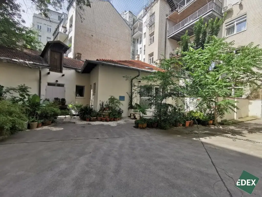 Sanierungsbedürftige Drei-Zimmer-Wohnung direkt an der U3