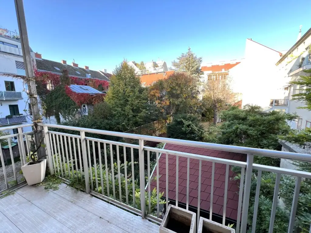 ERSTBEZUG NACH SANIERUNG: Ansprechende 6-Zimmer-Altbauwohnung mit Balkon, unweit von Kutschermarkt