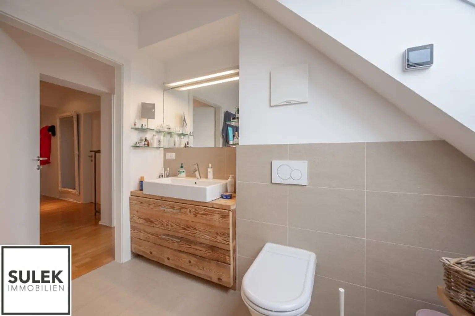 Ab Dezember: zentral begehbare 3 Zimmer Dachgeschoss Wohnung mit südseitigem Balkon im Herzen Döblings!