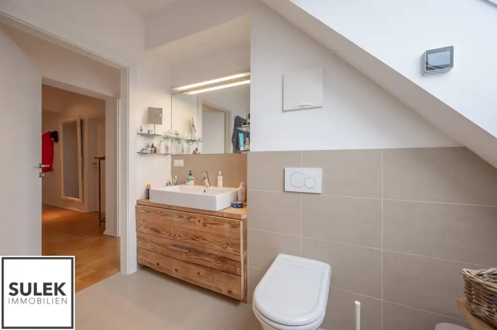 Ab Dezember: zentral begehbare 3 Zimmer Dachgeschoss Wohnung mit südseitigem Balkon im Herzen Döblings!