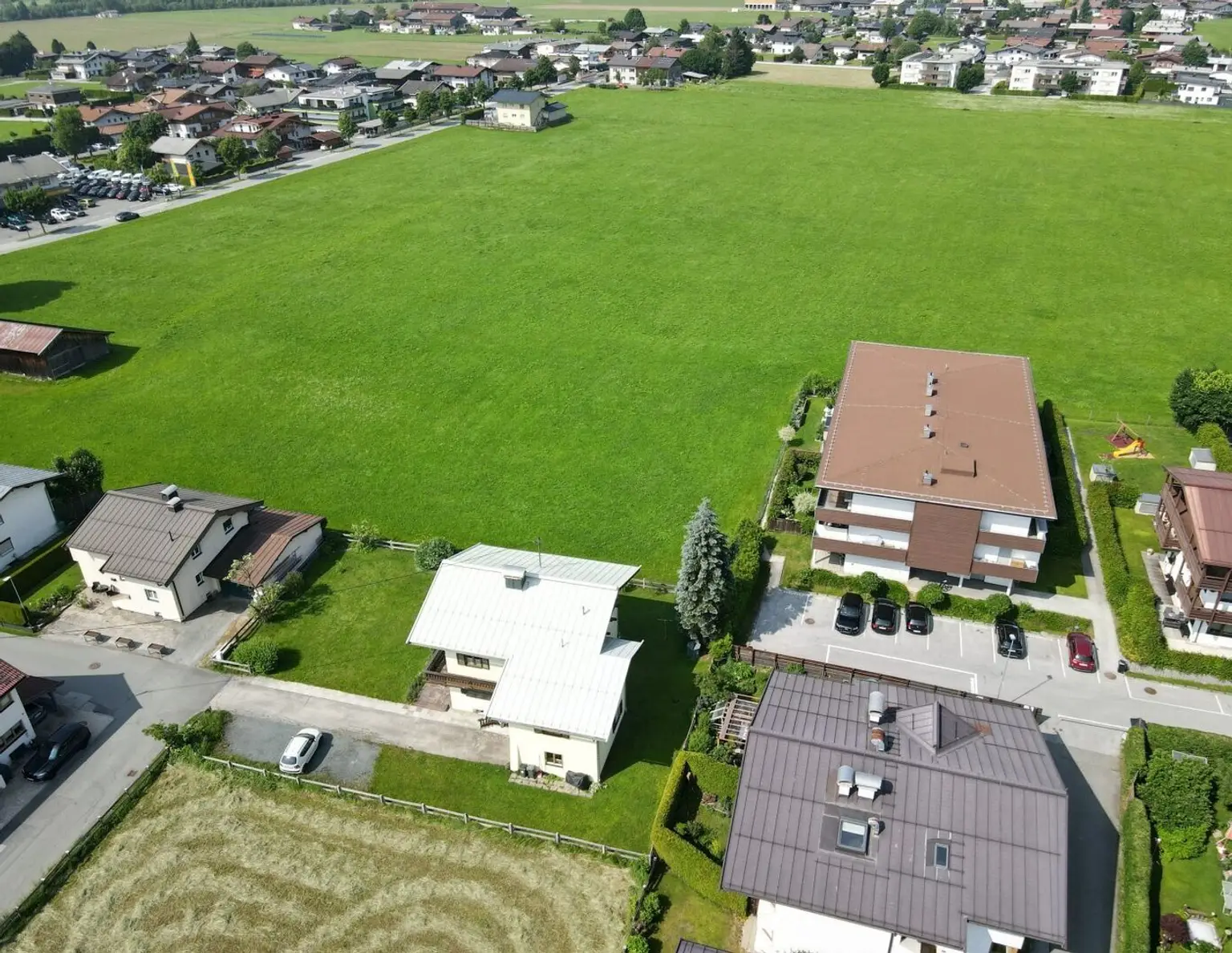 Großer, in ruhiger Grünlage befindlicher Baugrund mit Altbestand