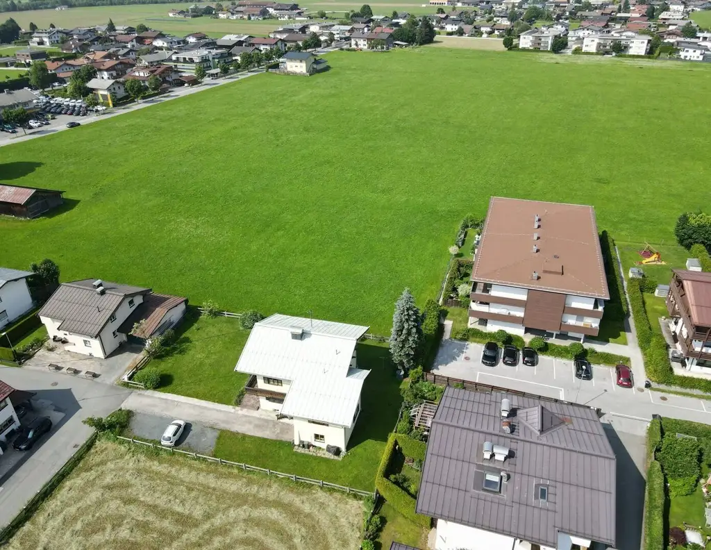 Großer, in ruhiger Grünlage befindlicher Baugrund mit Altbestand