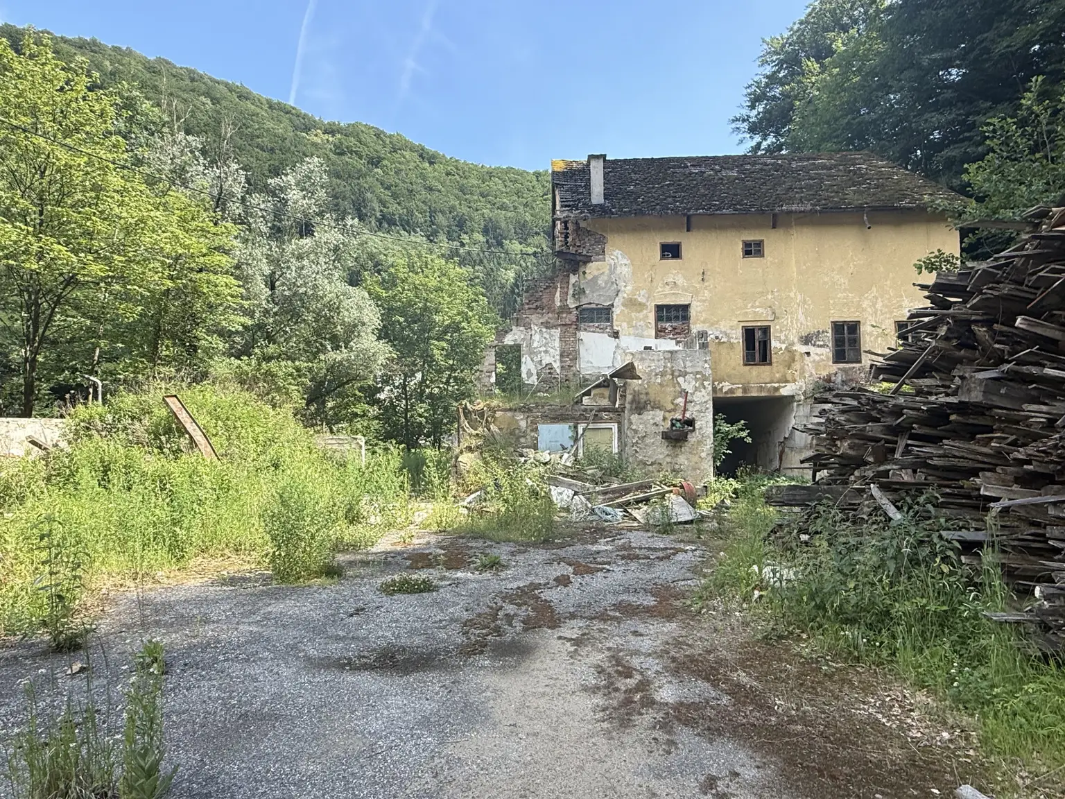Blick gen ehemaliges Wirtschaftsgebäude
