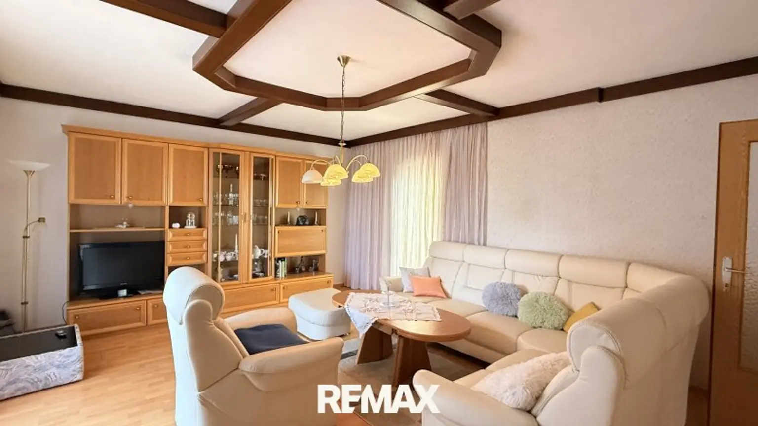 Wohnzimmer mit Balkon und Terrasse