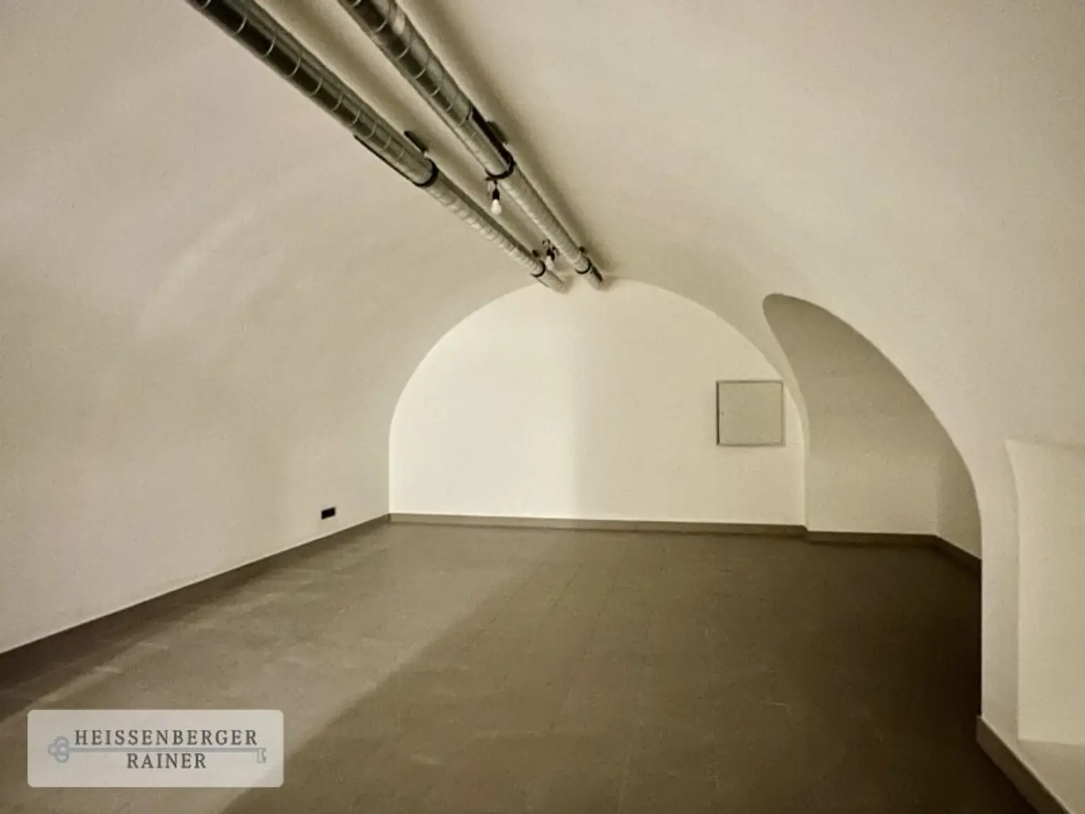 ECKLOKAL /// GROSSE FENSTER /// GESCHÄFTSLOKAL BEI DER KÄRNTNER STRASSE, KAUFHAUS STEFFL