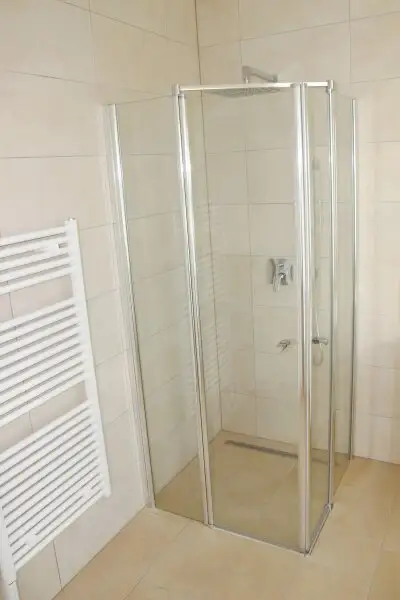 GRÜNRUHELAGE KORNEUBURG, NAHE HAUPTPLATZ: MODERN WOHNEN IM REVITALISIERTEN STILALTBAU!!