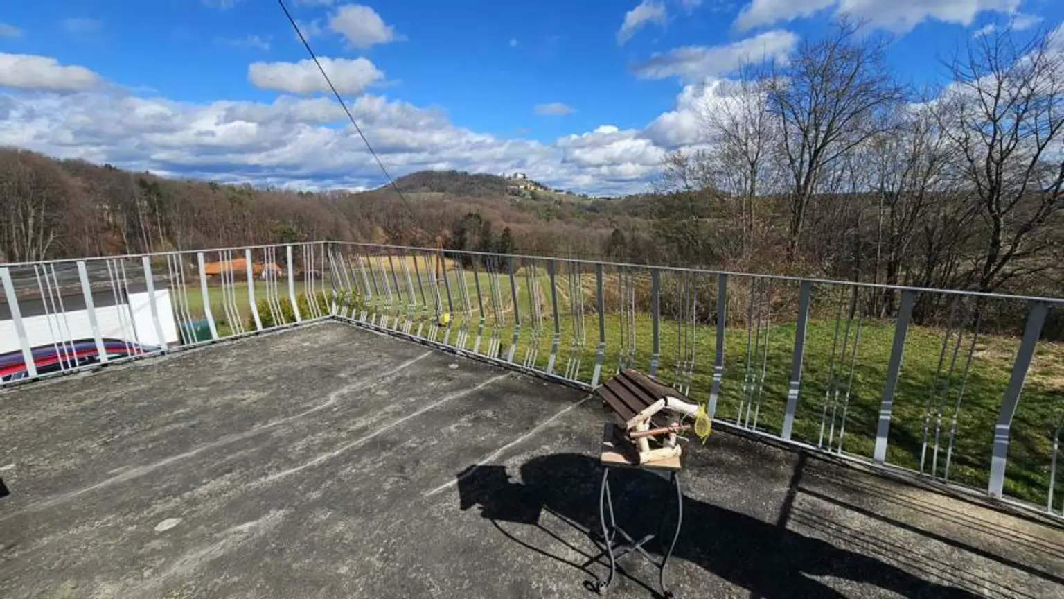 ** Geschmackvolles Zweifamilienwohnhaus - ca. 19ha LW-Fläche mit Wald ** unvergleichbarer Panoramablick auf Schloss Kapfenstein und das steirische Hügelland **