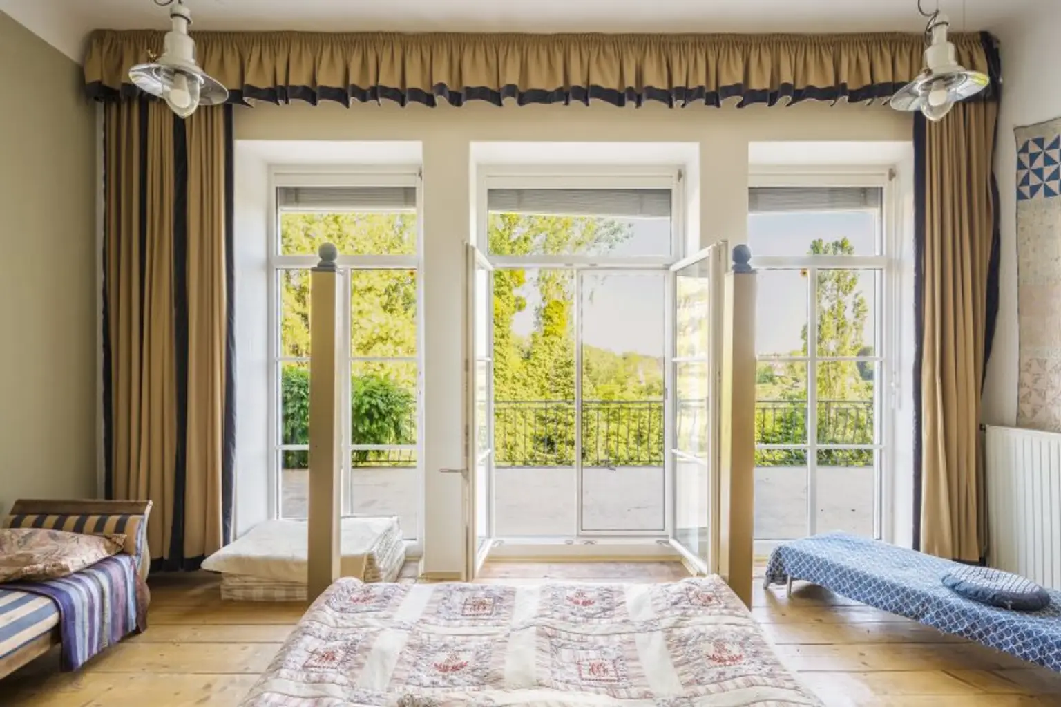 Schlafzimmer mit Balkon in den Garten