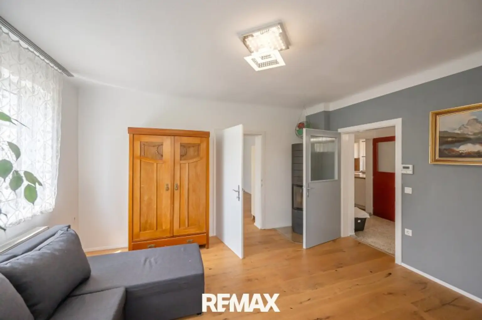 Wohnzimmer mit Kamin/Sichtfenster