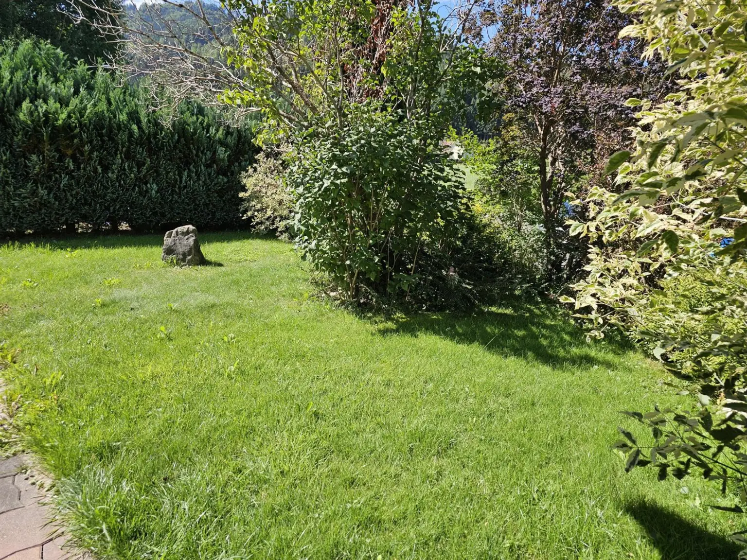 Einfamilienhaus mit Garage und Terrasse.