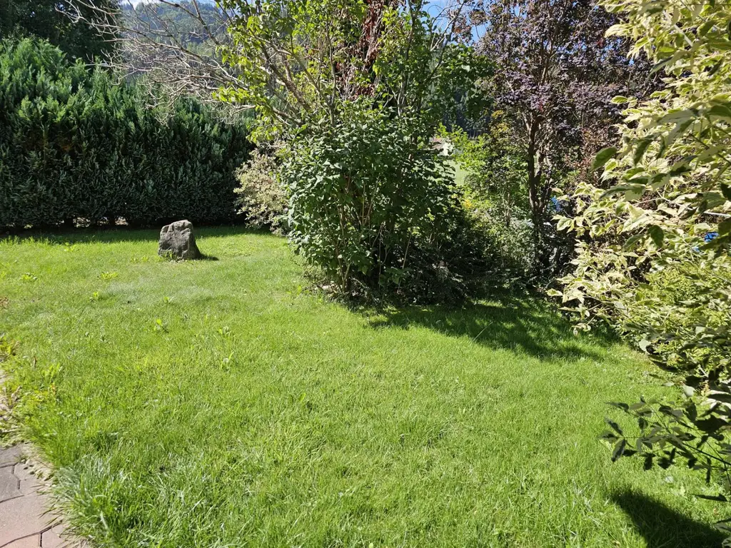 Einfamilienhaus mit Garage und Terrasse.