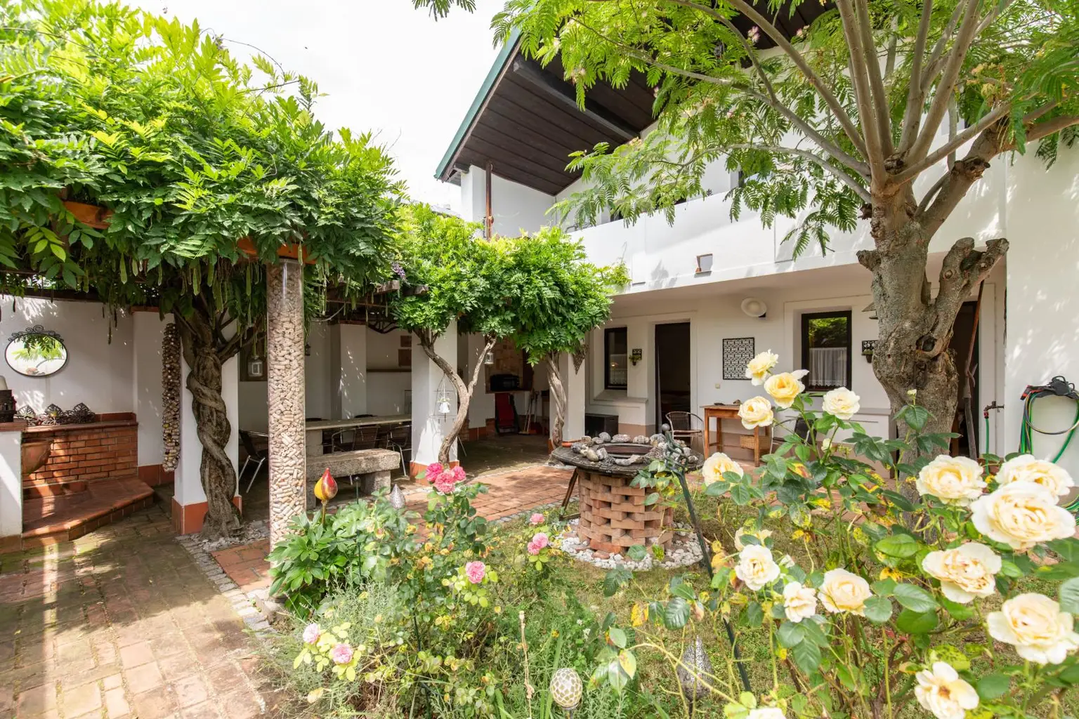Ihr Traum vom Landleben - massives Landhaus mit Wintergarten.