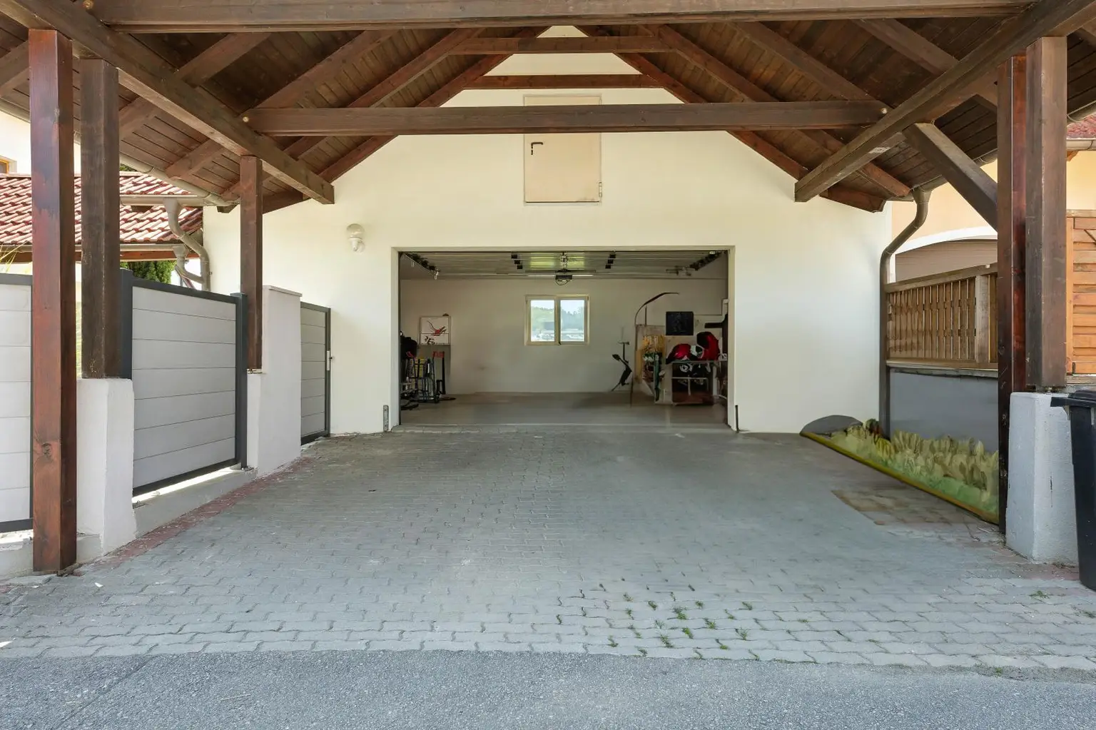 HOCHKARÄTIGES WOHNEN IN GRÜNRUHELAGE! WOHLFÜHL-REFUGIUM DER EXTRA KLASSE: TRADITION TRIFFT MODERNSTEN KOMFORT!