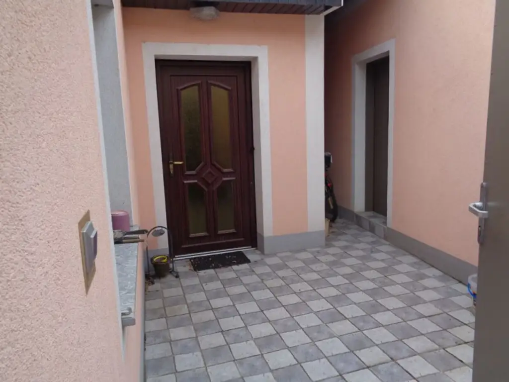 Jedenspeigen: S- Bahn: kleiner, bezugsfertiger Wohnhit mit Innenhof,ohne Garten