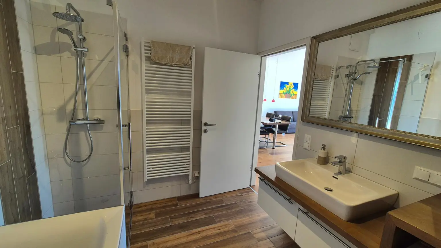 geräumiges Badezimmer