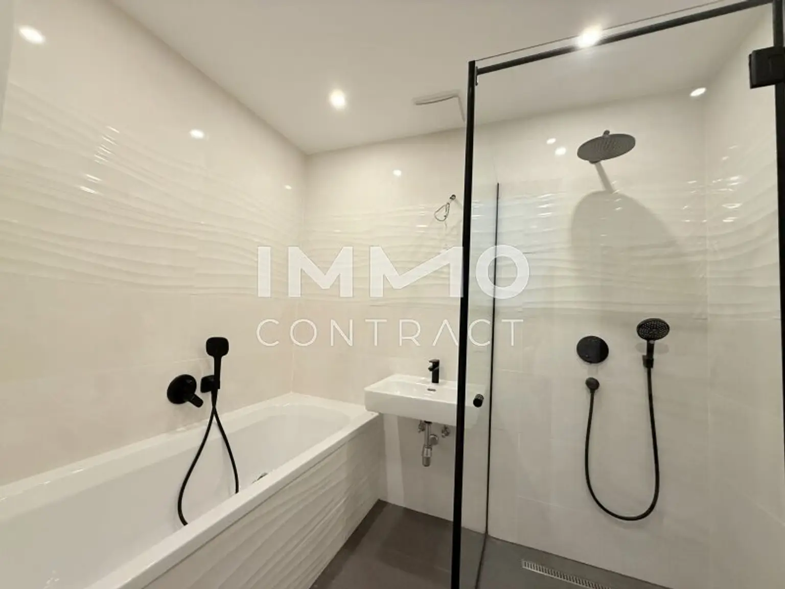 Bad mit Wanne und Dusche