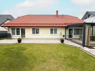 Hausansicht mit Garten