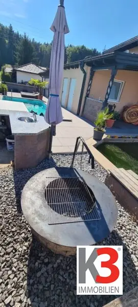 K3 präsentiert Wohnung mit Pool, Teich, Einliegerwohnung und Doppelcarport in absoluter Ruhelage