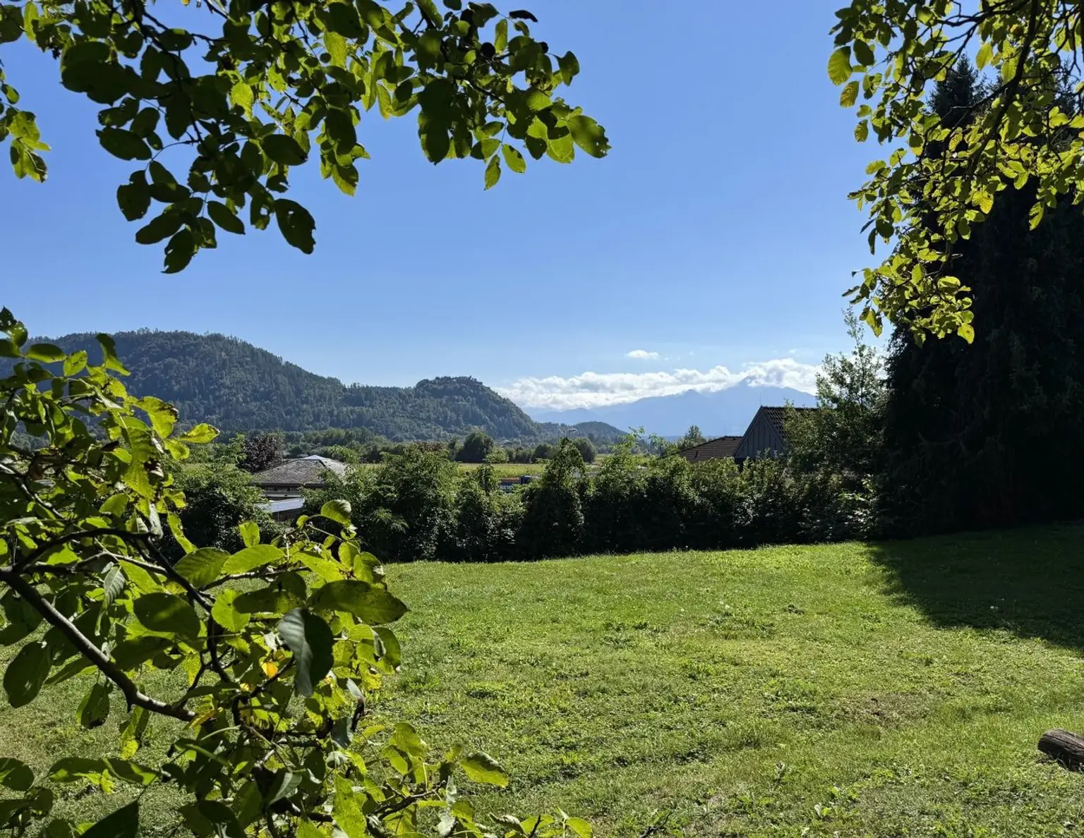 Wunderschönes Grundstück in Treffen am Ossiacher See mit Blick auf die Burg Landskron & den Mittagskogel zu kaufen!