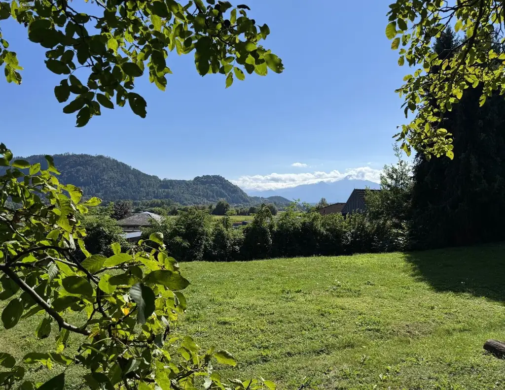 Wunderschönes Grundstück in Treffen am Ossiacher See mit Blick auf die Burg Landskron & den Mittagskogel zu kaufen!