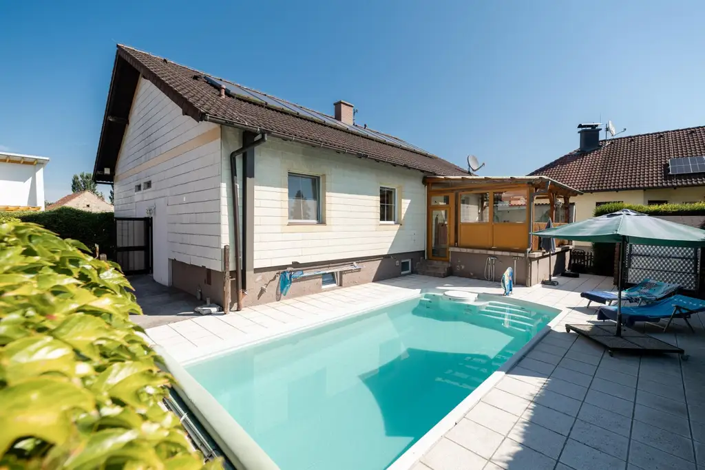 Ihr neues Zuhause: Haus mit Pool, Wintergarten & Komfort