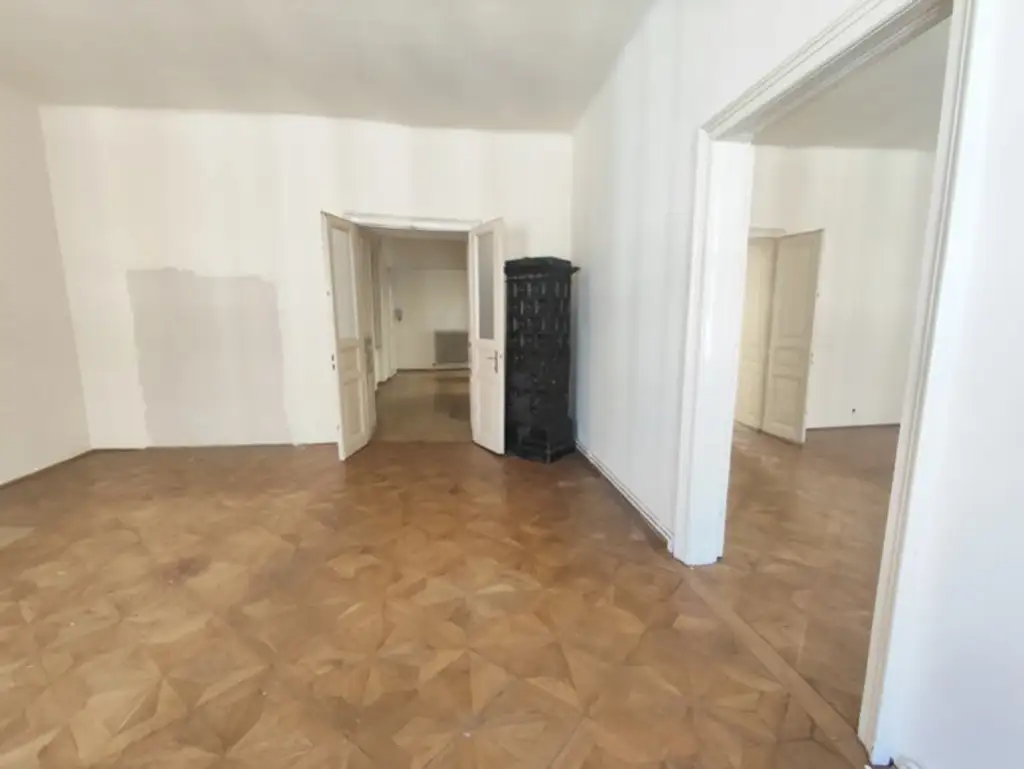 Hörlgasse! Großzügige Altbauwohnung zum selbst gestalten im 3. Liftstock in zentraler Citylage!