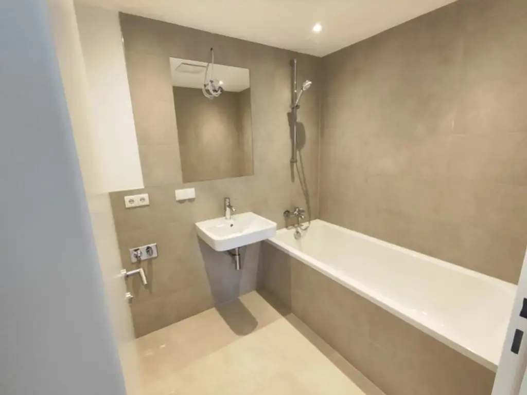 Modern wohnen in Meidling! Neubau 2-Zimmer-Erstbezug mit Balkon im 4. Liftstock - Top50