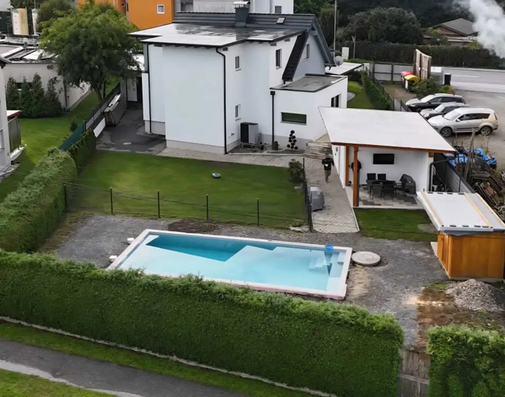 Großzügiges Einfamilienhaus mit 2 Wohneinheiten und Pool
