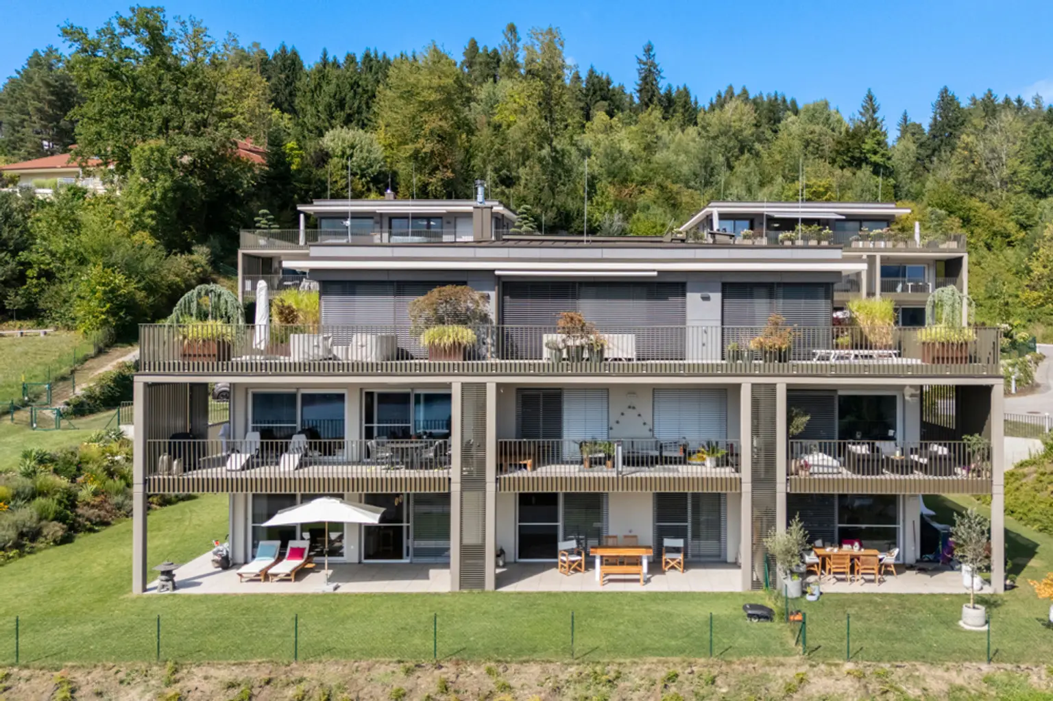 Neuwertige Gartenwohnung mit faszinierendem Seeblick