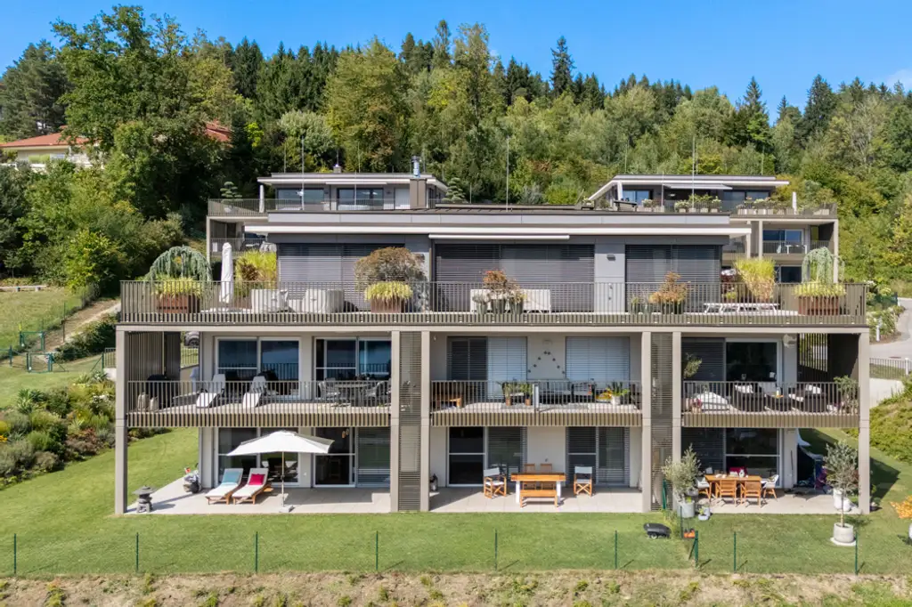 Neuwertige Gartenwohnung mit faszinierendem Seeblick